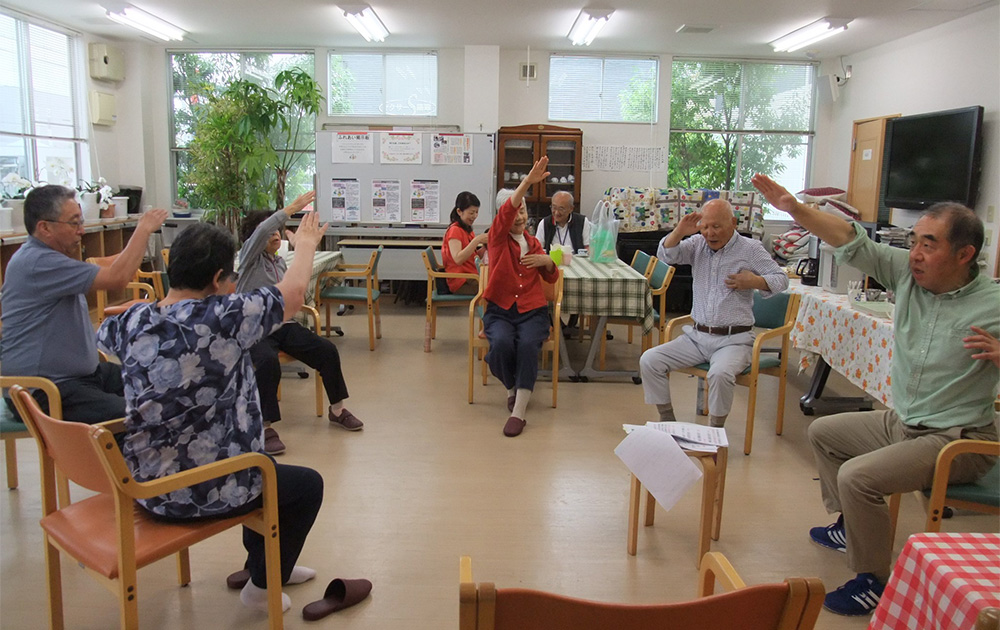 認知症カフェでロコモ体操を実施している様子