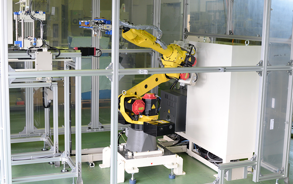 電子機器用部品・供給排出ロボット