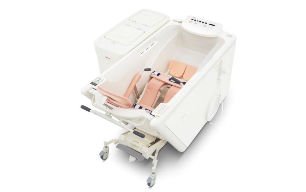 腰掛けた姿勢で入浴するタイプの入浴装置